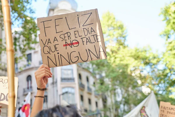 2023年3月8日アルゼンチン ブエノスアイレス 国際フェミニストのストライキ 認識できない女性が Happy というテキストでサインアップ — ストック写真