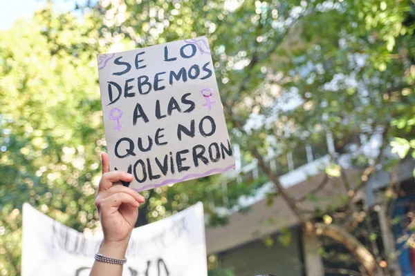 ブエノス アイレス2023年3月8日 国際フェミニストストライキ 認識できない女性がテキストでサインアップ私たちはそれを返すことができなかった人々に負っています — ストック写真