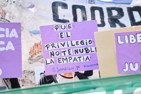 阿根廷布宜诺斯艾利斯 2023年3月8日 国际女权主义者罢工 一个难以辨认的女人举着一个标牌 上面写着 不要让特权蒙蔽了你的同情心 — 图库照片