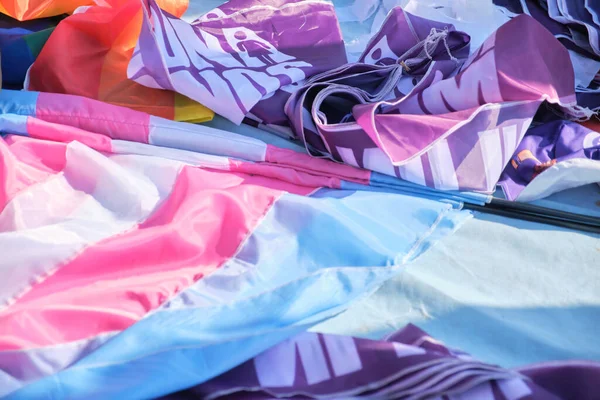 阿根廷布宜诺斯艾利斯 2023年3月8日 跨社群的旗帜紧邻女权运动的紫色旗帜 一个也没有少 跨包容性女权主义 — 图库照片