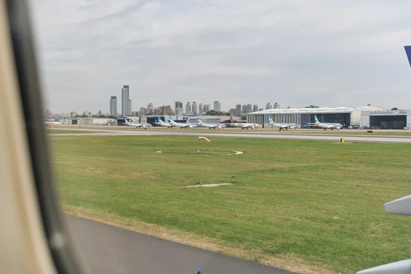 ブエノスアイレス アルゼンチン 2022年11月18日 ホルヘ ニューベリー国際空港の滑走路をタクシーで下りながら ボーイング737 700ジェットの窓からの眺め — ストック写真