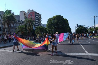 Buenos Aires, Arjantin; 8 Mart 2023: Uluslararası feminist grev sırasında insanlar bir gökkuşağı bayrağı, LGBTQ + toplumunun bir sembolü ve bir trans topluluk bayrağı ile yürüyorlar..