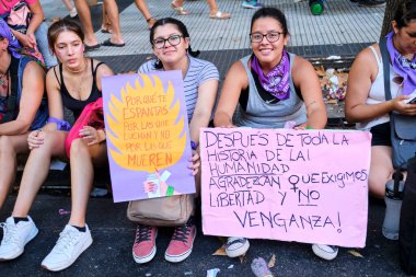 Buenos Aires, Arjantin; 8 Mart 2022: Kadınların elinde posterler var: Neden savaşanlardan korkuyorsunuz da ölenlerden korkmuyorsunuz? Tüm bu olanlardan sonra, şükret ki intikam değil, özgürlük istiyoruz.!