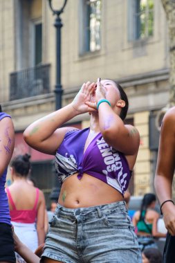 Buenos Aires, Arjantin; 8 Mart 2023: Uluslararası feminist grev; slogan atan, bağıran, kadın eşitliğini iddia eden genç kadın