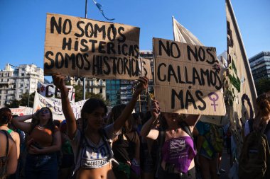 Buenos Aires, Arjantin; 8 Mart 2023: Uluslararası feminist grev, elinde feminist mesajlar taşıyan kadınlar: Histerik değiliz, tarihçiyiz. Daha fazla sessiz kalmayacağız..