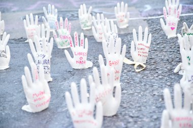Buenos Aires, Arjantin; 8 Mart 2023: Uluslararası Feminist Grev sırasında yapılan sanatsal müdahale, feminist mesajlar içeren beyaz eldivenler: Sevgi. Saygı duyuyorum. Barış.