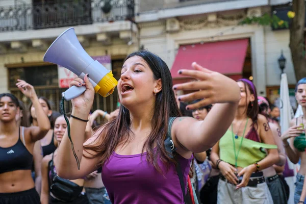 2023年3月8日アルゼンチン ブエノスアイレス 国際フェミニストストライキ中にメガホンを使って仲間を応援する女性の歌 権利のための行動主義と社会闘争の概念 — ストック写真