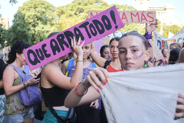 阿根廷布宜诺斯艾利斯 2023年3月8日 在8M国际罢工期间 年轻女性举着女权主义者的标志游行 让一切如火如荼 — 图库照片