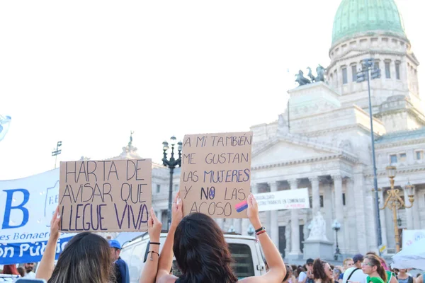 2023年3月8日 アルゼンチンのブエノスアイレス 国際フェミニストのストライキ 議会でポスターを掲揚する女性 病気で 私が生きて到着したという警告に疲れています 私も女性が好きで彼らを嫌いません — ストック写真