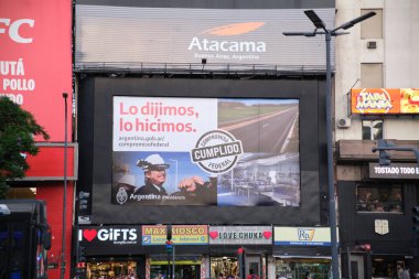 Buenos Aires, Arjantin; 3 Mart 2023: CABA şehir merkezindeki ulusal başkanlığın siyasi reklamlarıyla ekran. Mesajlar: Biz söyledik, biz yaptık. Federal taahhüt.