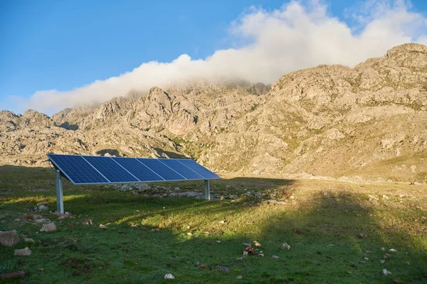 Paneles Solares Fotovoltaicos Para Producción Electricidad Sostenible Entorno Rural Natural Imagen de archivo
