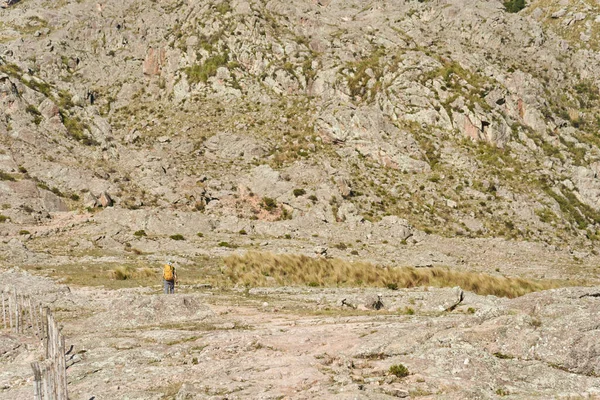 Een Droge Bergwereld Begint Een Onherkenbare Wandelaar Beklimming Een Van — Stockfoto