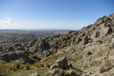 Sierra Grandes 'in kuzey bölgesine ait Los Gigantes' teki Rocky dağlık muhteşem manzara. Arjantin 'in Cordoba şehrinde yürüyüş, yürüyüş ve tırmanış için bir yer.