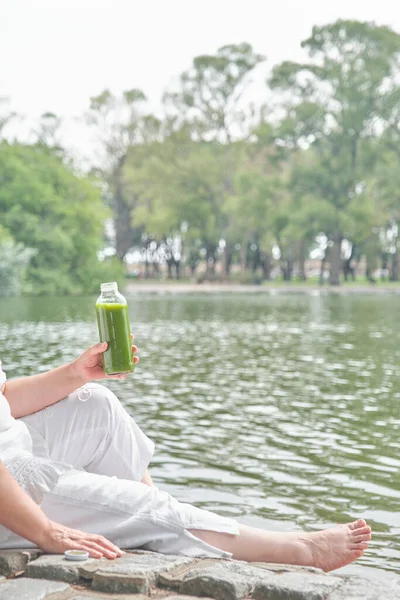 Unbekannter Mit Einer Flasche Grünen Safts Freien Konzepte Wellness Ernährung — Stockfoto