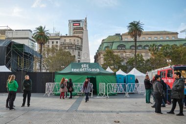 Buenos Aires, Arjantin, 20 Mayıs 2023: SEC ilk yardım merkezi, Plaza de Mayo 'da, popüler ekonomi ve kooperatiflik fuarı sırasında