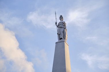 Buenos Aires, Arjantin, 20 Mayıs 2023: Mayıs Piramit, Buenos Aires 'in ilk ulusal anıtı, Plaza de Mayo' da yer alır ve günbatımında La Libertad heykeli tarafından taçlandırılır..