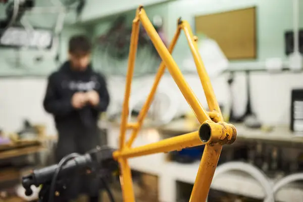 Moldura Bicicleta Laranja Realizada Estande Uma Loja Reparação Bicicletas Mecânicas — Fotografia de Stock