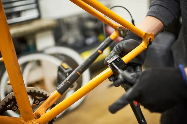 Reparatur Eines Fahrrads Hände Einer Nicht Erkennbaren Person Mit Handschuhen — Stockfoto