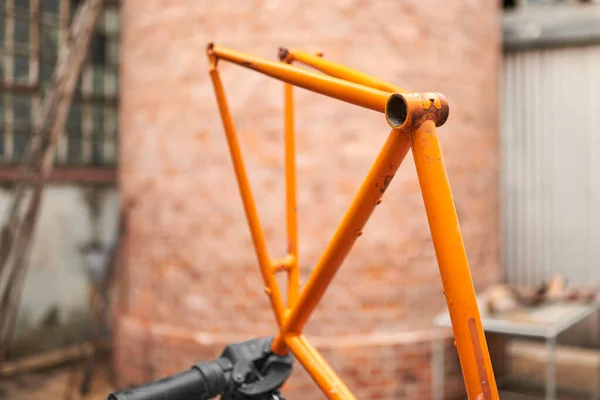 Orangefarbener Fahrradrahmen Auf Einem Arbeitsständer Hof Einer Mechanischen Fahrradwerkstatt Saubere — Stockfoto