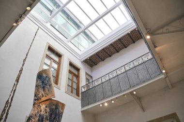 Buenos Aires, Arjantin, 20 Mayıs 2023, Cassara binasının içi, cam çatılı ve doğal ışığın iç mekâna girmesine izin veren yenilenmiş tarihi bir yapı..