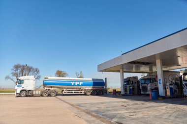 1 Haziran 2023, Buenos Aires, Arjantin, YPF tank kamyonu bir benzin istasyonunda. İnsanlar olmadan temiz ve parlak illüstrasyon imajı.