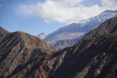 Dağlık arazi, Arjantin 'in Mendoza kentindeki Potrerillos Andean bölgesinde dağ zirveleri.