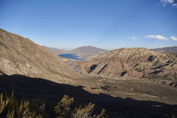 Andes Berglandschap Argentinië Mendoza Rivier Stroomt Door Een Vallei Tussen — Stockfoto