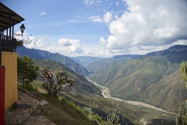 Chicamocha Kanyonu kırsal bir evin arkasından, Santander, Kolombiya 'daki dağlık And manzarası sabah güneşinin altında.