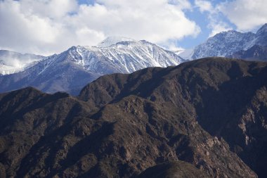 Andean panoramik manzarası, Arjantin, Mendoza 'daki dağ zirveleri. Güneşin altında dağlık bir rahatlama.