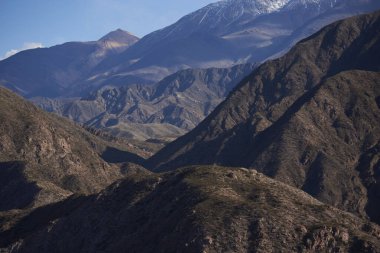 Andean panoramik manzarası, Arjantin, Mendoza 'daki dağ zirveleri. Güneşin altında dağlık bir rahatlama.