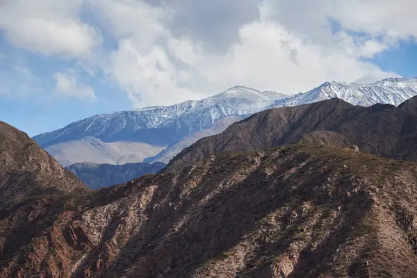 Dağlık arazi, Arjantin 'in Mendoza kentindeki Potrerillos Andean bölgesinde dağ zirveleri.