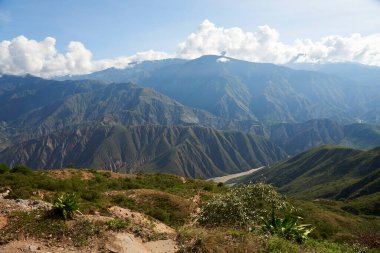 Chicamocha Kanyonu, Santander, Kolombiya 'daki dağlık And manzarası..