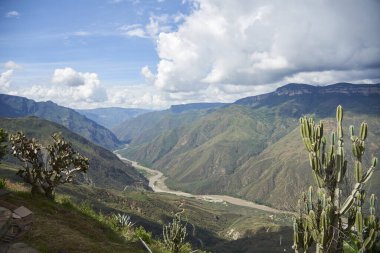 Chicamocha Kanyonu, Kolombiya 'nın dağlık arazisi Santander, Kolombiya' da, sabah güneşinin altında..