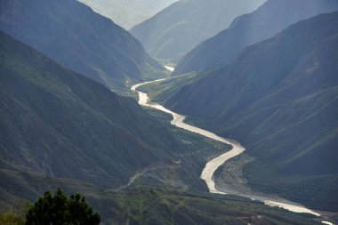 Chicamocha nehri, Santander, Kolombiya 'daki dağlık Andean manzarası olan bir kanyondan akar.