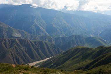 Chicamocha Kanyonu, Santander, Kolombiya 'daki dağlık And manzarası..