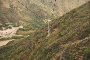 Aratoca, Santander, Kolombiya, 23 Kasım 2022: Kolombiya And Dağları 'ndaki turistler için popüler bir dağlık bölge olan Chicamocha Kanyonu üzerindeki kablolu araba.