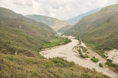 And manzarası, dağların arasından akan nehir, Santander, Kolombiya 'da popüler bir turizm merkezi olan Chicamocha Kanyonu..