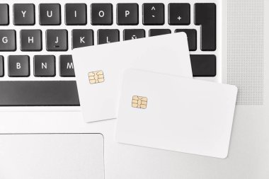 Laptop klavyesinde bir çift boş kredi kartı ya da banka kartı. Üst Manzara. Plastik para ve online alışveriş kavramları.