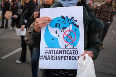 Buenos Aires, Arjantin, 5 Ekim 2023: İnsanlar açık deniz petrol kullanımına yönelik sismik keşifleri protesto ediyor, deniz biyolojik çeşitliliğini savunan bir poster tutuyor, Atlanticazo 'ya petrolsüz deniz,.