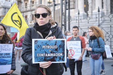 Buenos Aires, Arjantin, 5 Ekim 2023: Denizaşırı petrol kullanımı için sismik keşifleri protesto eden insanlar. Bir poster tutan kadın: petrol eşittir kirlilik.