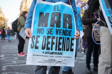 Buenos Aires, Arjantin, 5 Ekim 2023: Deniz aşırı petrol kullanımı için sismik keşifleri protesto eden insanlar, bilinmeyen kişi elinde metni olan bir poster tutuyor deniz satılık değil, savunuluyor.