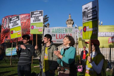 Buenos Aires, Arjantin, 5 Ekim 2023: offshore petrol kullanımını protesto. Her kim yönetirse, deniz savunuluyor. Gelgitin gücüyle petrol şirketlerini kovacağız.