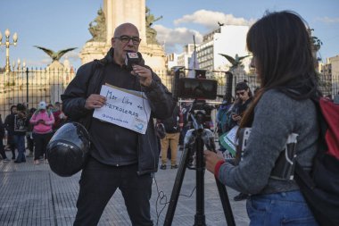 Buenos Aires, Arjantin, 5 Ekim 2023: offshore petrol kullanımını protesto. Su Savunma Seferberliğinde TeleSisa ile konuşan adam, bir işaret gösteriyor ki, Deniz, petrol şirketlerinden arınmış..