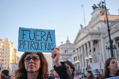 Buenos Aires, Arjantin, 5 Ekim 2023: Offshore petrol sömürüsüne karşı gösteri yapan insanlar, Ulusal Kongre önünde çevreci bir poster tutan kadın: Out petrol şirketleri.