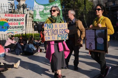 Buenos Aires, Arjantin, 5 Ekim 2023: Atlanticazo, deniz aşırı petrol kullanımı için sismik keşiflere karşı çevreci protesto. Elinde bir tabela tutan kadın: Denizdeki petrol şirketlerine hayır.