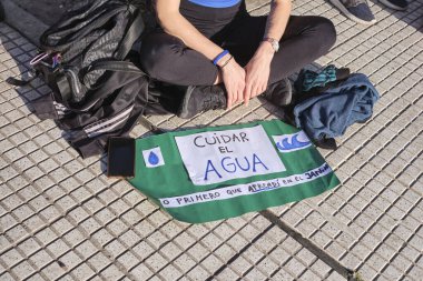 Buenos Aires, Arjantin, 5 Ekim 2023: Denizaşırı petrol kullanımı için sismik keşiflere karşı yapılan protestonun ayrıntıları. Poster metni: Suyla ilgilenmek, anaokulunda öğrendiğim ilk şey.