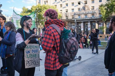 Buenos Aires, Arjantin, 5 Ekim 2023: petrol şirketlerine karşı protesto ve deniz aşırı petrol kullanımı için sismik keşif, tehlikeli ve kirletici bir uygulama. Poster: Yağsız bir deniz istiyoruz.