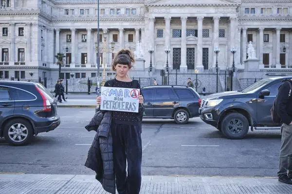 Buenos Aires, Arjantin, 5 Ekim 2023: Denizaşırı petrol kullanımının sismik keşfine karşı protesto. Ulusal Kongre önünde elinde bir poster tutan kadın: Petrol şirketleri olmayan deniz.