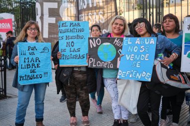 Buenos Aires, Arjantin, 5 Ekim 2023: Petrol şirketlerine karşı protesto ve off-shore petrol kullanımı. Su ve Arjantin Denizi 'ni koruyan çevreci posterleri olan kadınlar..
