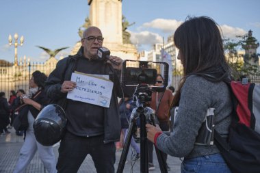 Buenos Aires, Arjantin, 5 Ekim 2023: offshore petrol kullanımını protesto. Su Savunma Seferberliğinde TeleSisa ile konuşan adam, bir işaret gösteriyor ki, Deniz, petrol şirketlerinden arınmış..